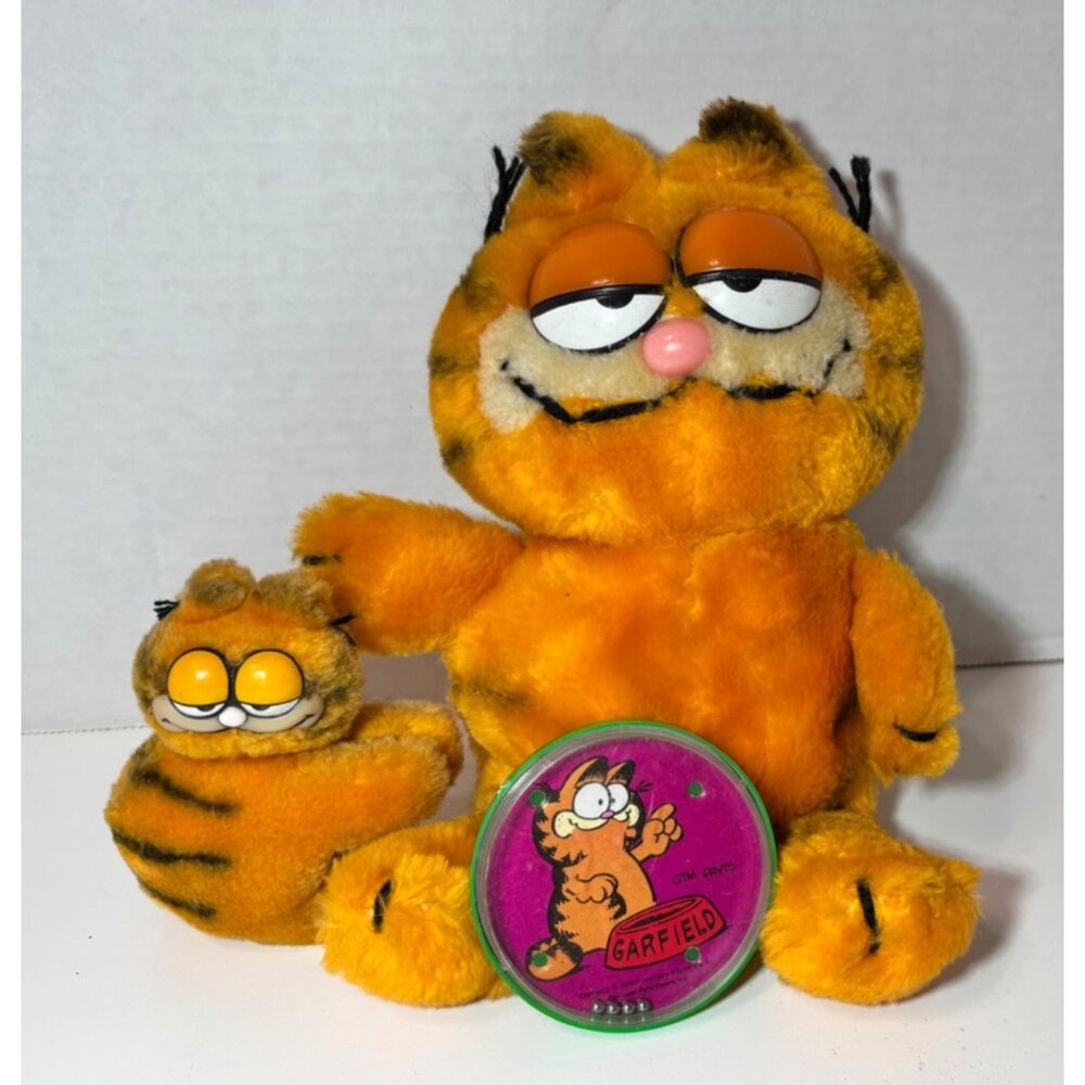 Vintage Garfield Plush & Penchil Hugger With Plastic Game Lot of 3 Toys